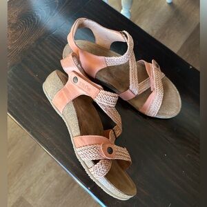 Taos Trulie Sandal in Peach